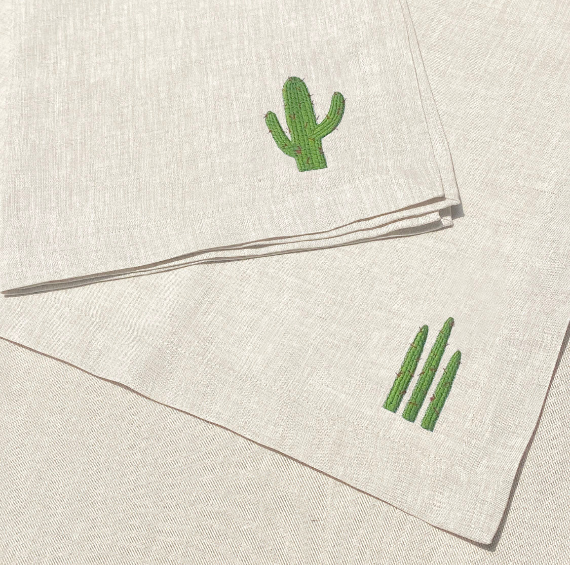 individual y servilleta de lino arena bordado nopales y cactus