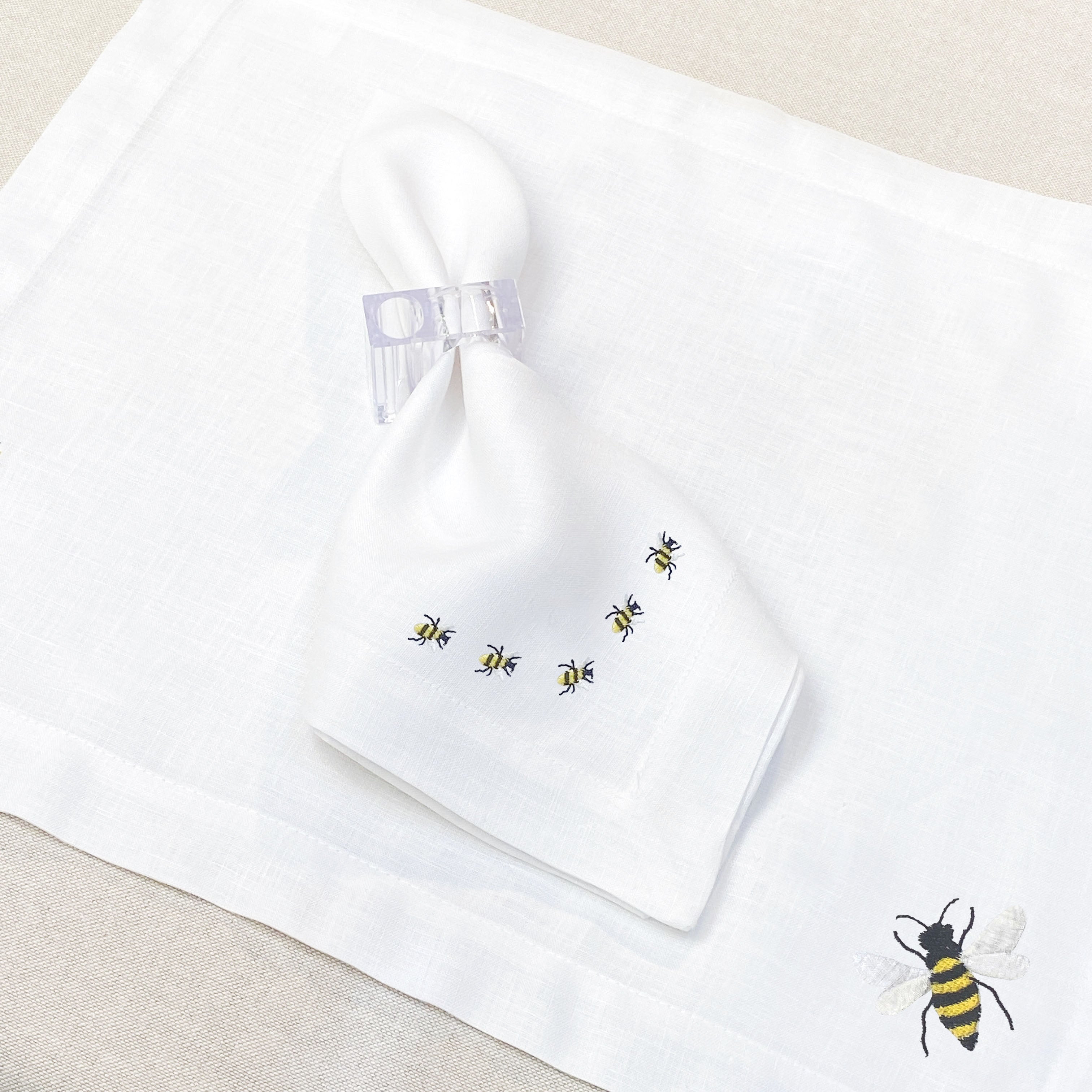 individual con servilleta de lino bordado bumble bee
